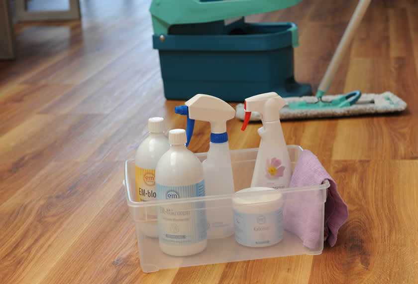 EM-Proukte für die Reinigung · effektive Mikroorganismen helfen beim Reinigen und Putzen von Oberflächen, Fenstern, Küche und Bad