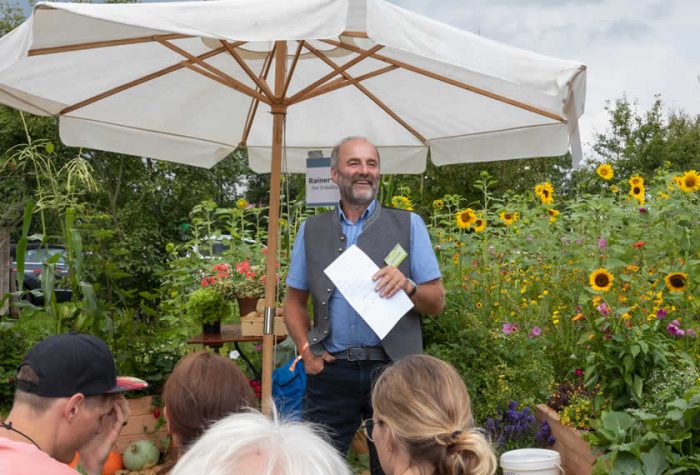 Gärtnermeister Rainer Steidle gibt einen Workshop