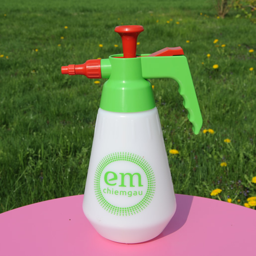 Pumpspruehflasche aus recycling Kunststoff von EM-Chiemgau zum leichten Versprühen von EM