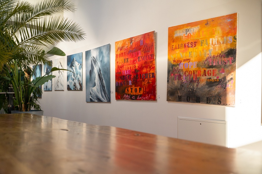 Galerieräume und Kunstausstellung der Chiemgau Akademie